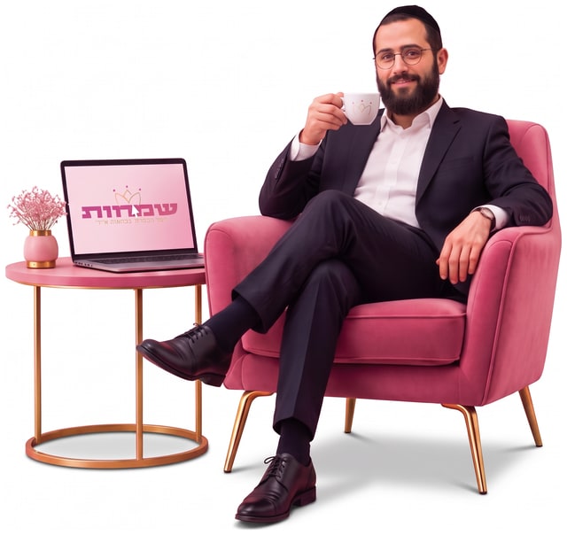 בעל עסק יושב בכורסה ולצידו מחשב נייד עם עמוד עסק באתר שמחות
